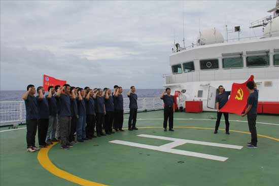 全体23名党员在临时党委书记、首席科学家何高文带领下重温入党誓词