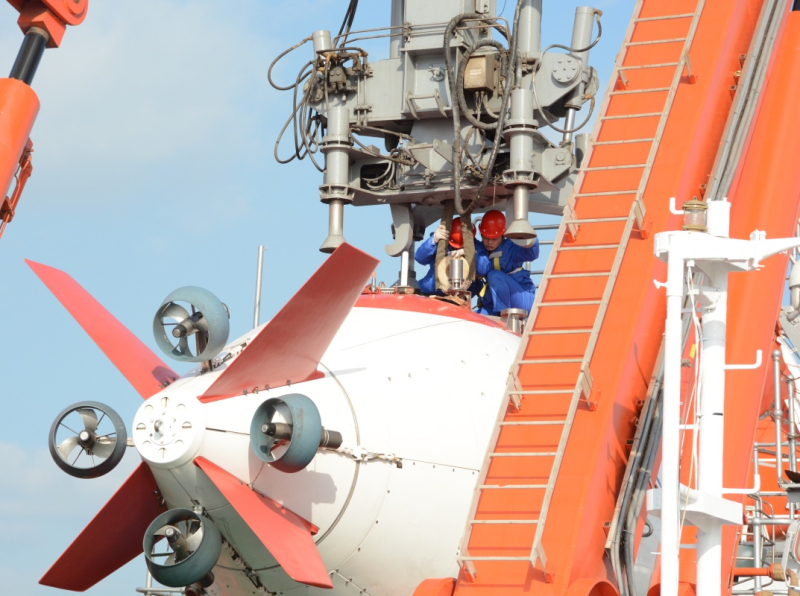 当日，“蛟龙”号载人潜水器在国家深海基地管理中心码头进行演练，复核潜水器全系统功能，验证母船水面支持系统，完善下潜操作流程，并对部分人员进行岗位适应性培训，备战明年的中国大洋第38航次科考任务。