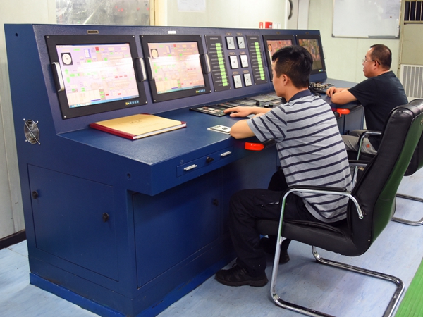 3月29日晚，“大洋一号”三管轮孔祥强（左）正在监测设备运转情况。（大洋协会供图）