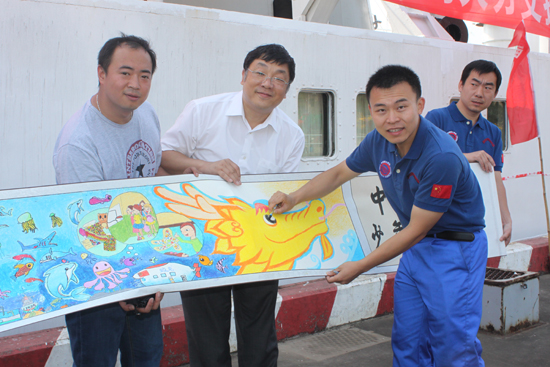 潜航员唐嘉陵为郑智学校长带来的画卷点睛 潜航员唐嘉陵为郑智学校长带来的画卷点睛