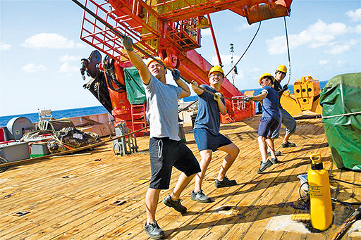 科考人员正在更换试验设备，为第四航段科考做准备