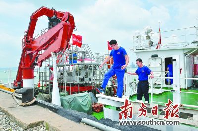 29日，科考人员从搭载蛟龙号的“向阳红09船”下船。新华社发
